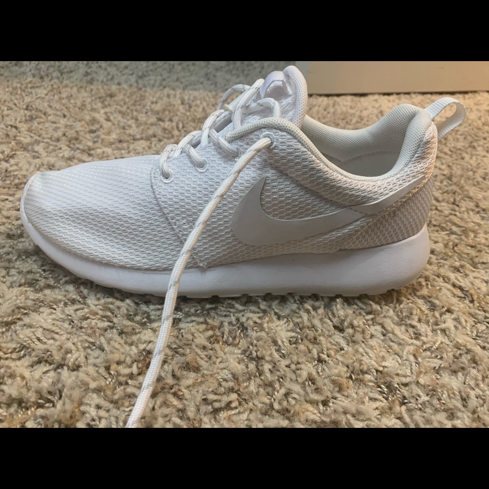 Women’s sz 7 white Nike Roshe